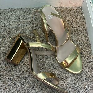 Size 7m gold heels